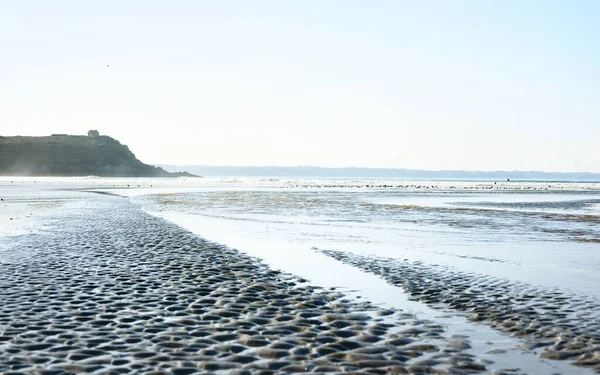 Osamělý Tradiční Dům Útesu Výhled Písečného Pobřeží Zátoky Douarnenez Jasné — Stock fotografie