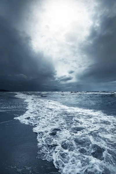 발트해 파도를 클로즈업 합니다 라트비아 경치좋네 악천후 기상학 생태학 — 스톡 사진