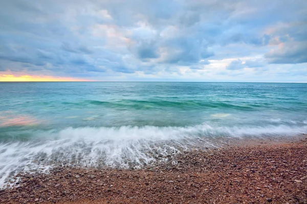 Uitzicht Vanaf Rotsachtige Kust Bij Kliffen Van Etretat Bij Zonsondergang — Stockfoto