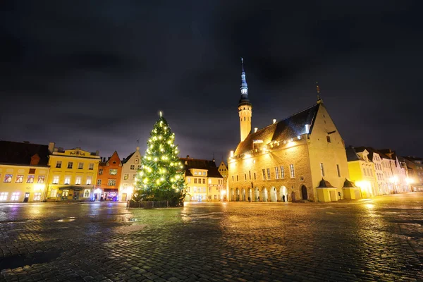 照亮了爱沙尼亚塔林市政厅广场 圣诞树 房屋和夜市 童话般的城市景观 传统的庆祝活动 国家地标 — 图库照片