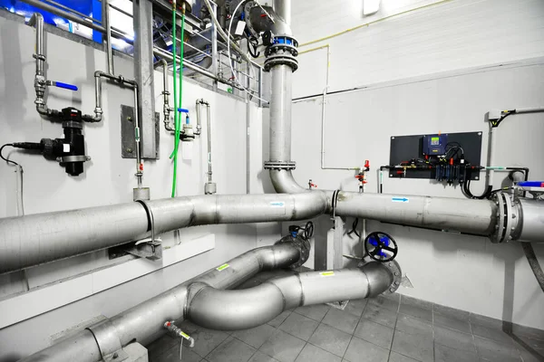 Grandes Tanques Azules Una Sala Calderas Tratamiento Agua Ciudad Industrial —  Fotos de Stock