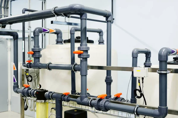 Wasserqualitätskontrollgerät Auf Einer Umkehrosmose Wasseraufbereitungsstation — Stockfoto