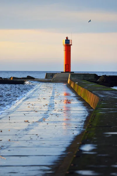 Paseo Vacío Hasta Faro Naranja Con Batería Solar Contra Cielo — Foto de Stock