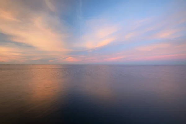 Morze Bałtyckie Pod Kolorowym Zachodem Słońca Wspaniały Krajobraz Morski Złote — Zdjęcie stockowe