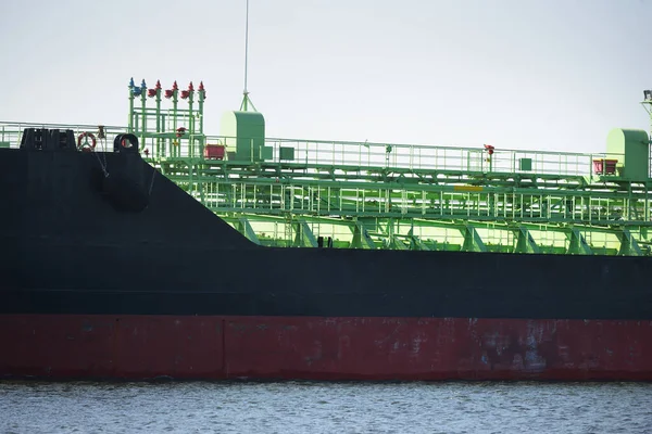 Duży Czarny Zbiornikowiec Statek Towarowy Przybywający Portu Zbliżenie Zatoka Ryska — Zdjęcie stockowe