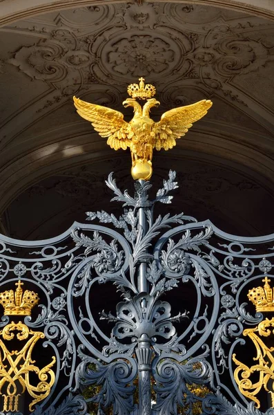 Aquila Dorata Doppia Testa Sul Cancello Cerimoniale Del Palazzo Inverno — Foto Stock