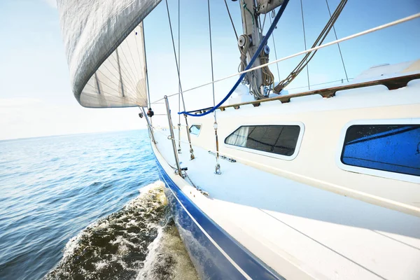 Weiße Jacht Segelt Einem Sonnigen Sommertag Blick Von Oben Vom — Stockfoto