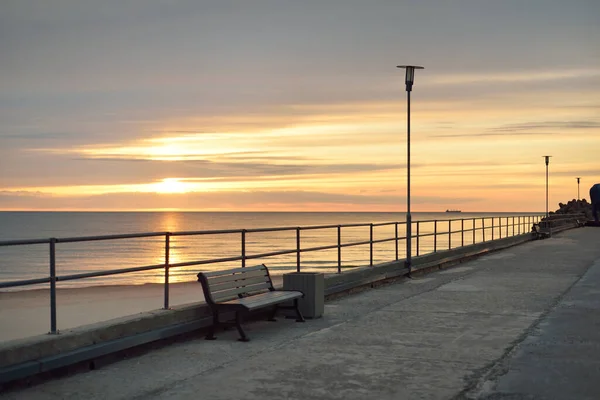 Une Passerelle Piétonne Vide Promenade Menant Côte Baltique Coucher Soleil — Photo