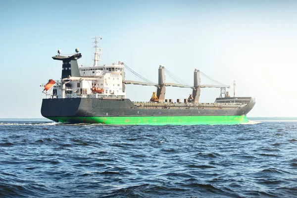 Grote Bulkcarrier Vrachtkraanschip Varen Oostzee Naar Haven Van Riga Letland — Stockfoto
