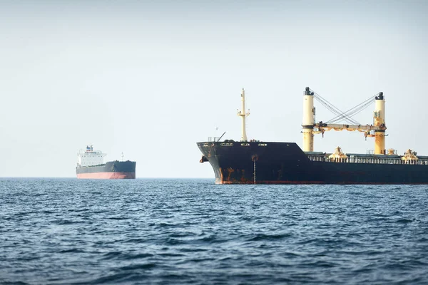 Stora Svarta Lastfartyg Ankrade Gibraltarsundet Utsikt Från Yachten Sommar Atlanten — Stockfoto