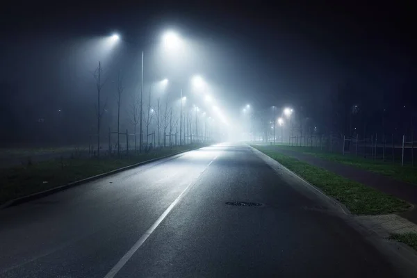 Ένας Άδειος Φωτισμένος Αυτοκινητόδρομος Μέσα Στην Ομίχλη Νύχτα Πινακίδα Κοντά — Φωτογραφία Αρχείου