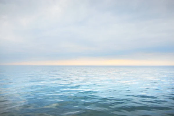 Molnblå Himmel Som Reflekteras Vattnet Naturlig Spegel Östersjön Ruhnu Estland — Stockfoto