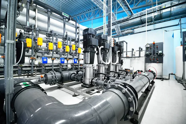 Pumpstation Zur Industriellen Stadtwasseraufbereitung Mit Umkehrosmose Weitwinkelperspektive — Stockfoto