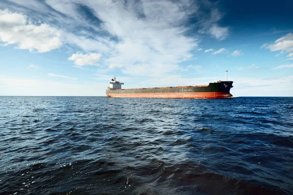 Grote Bulkcarrier Vrachtschip Die Vanuit Europoort Volle Zee Vaart Heldere — Stockfoto