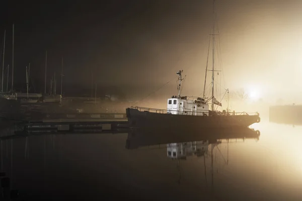 Fiskebåt Förtöjd Vid Brygga Dimma Natten Segelbåtar Bakgrunden Yacht Klubb — Stockfoto