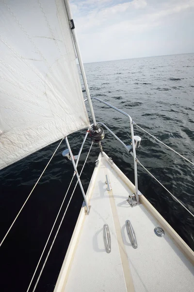 Yate Blanco Navegando Soleado Día Verano Vista Arriba Hacia Abajo — Foto de Stock