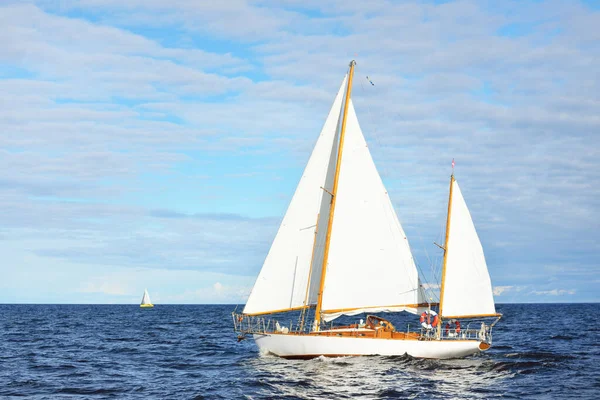 값비싼 고가품 돛단배 Yawl 망망대해를 항해하며 근접하고 점없는 Coast Maine — 스톡 사진