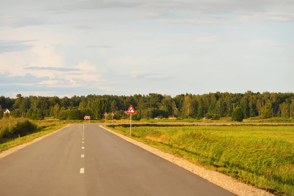 Egy Üres Autópálya Aszfalt Éles Kanyarral Zöld Vidéki Mezőgazdaságon Lettországon — Stock Fotó