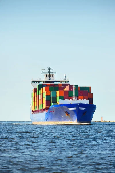 Groot Vrachtcontainerschip Dat Een Heldere Dag Close Vanuit Europoort Rotterdam — Stockfoto