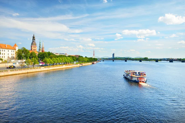 里加古城和多加瓦河的全景航空图 背景是桥和电视塔 在拉脱维亚的暑假 国家地标 文化和宗教 观光主题 — 图库照片