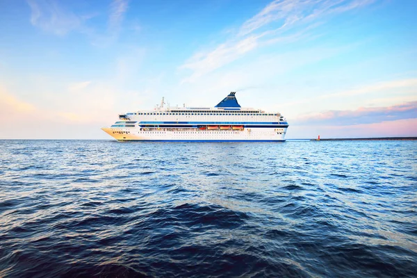 Großes Weißes Kreuzfahrtschiff Passagierschiff Auf Der Ostsee Bei Sonnenuntergang Finnland — Stockfoto