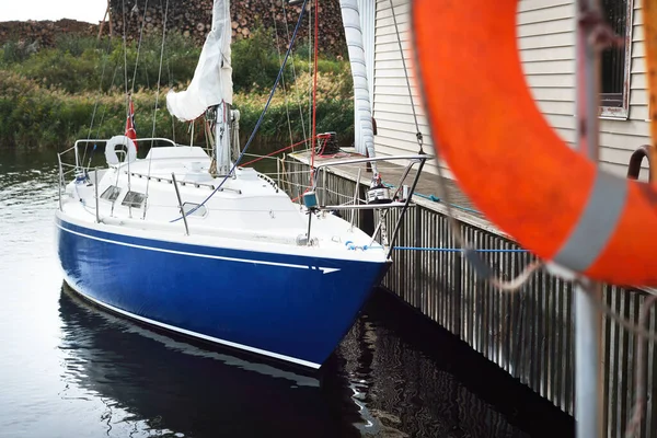 Sloop Blu Yacht Attrezzato Ormeggiato Molo Legno Piccolo Villaggio Primo — Foto Stock