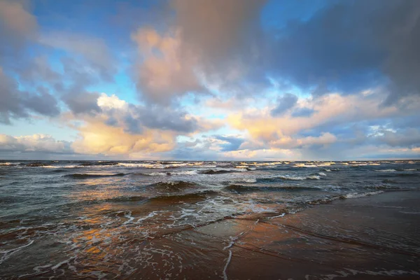 Nuages Coucher Soleil Colorés Dessus Mer Baltique Cyclone Hiver Ciel — Photo