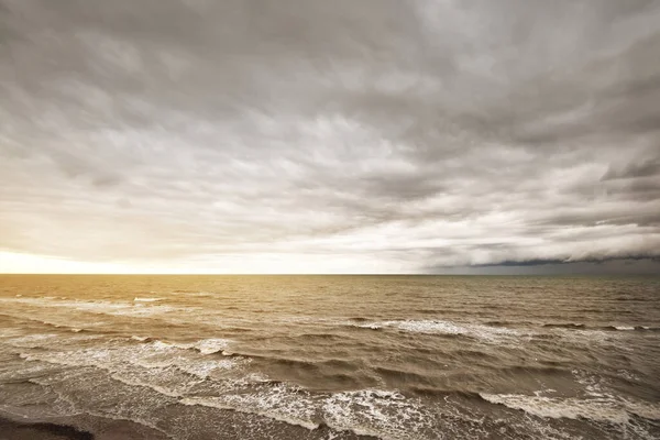 Mar Baltico Sotto Nuvole Drammatiche Scure Dopo Temporale Lettonia Paesaggio — Foto Stock