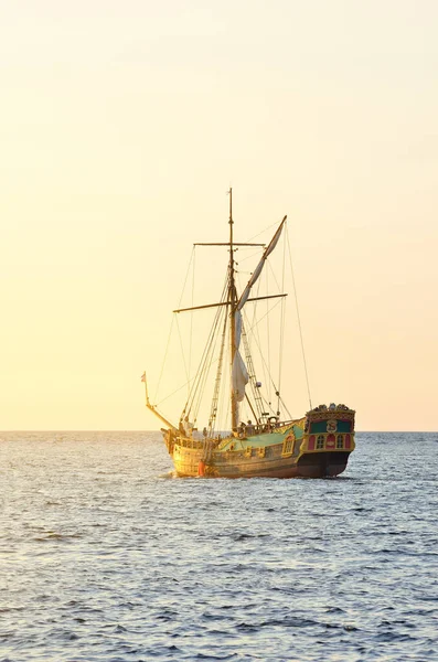 Századi Vitorlás Jacht Nyílt Tengeren Naplementekor Közelről Régi Magas Hajó — Stock Fotó