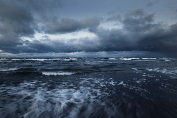 Stormmoln Över Östersjön Vintern Lång Exponering Dramatisk Solnedgång Himmel Vågor — Stockfoto