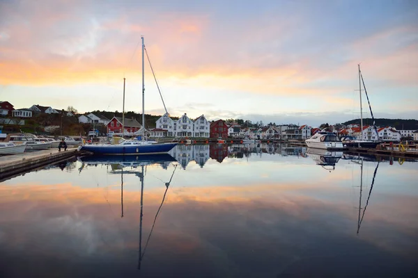 Blauwe Zeilboot Afgemeerd Een Pier Jachthaven Bij Zonsondergang Kleurrijk Wolkenlandschap — Stockfoto