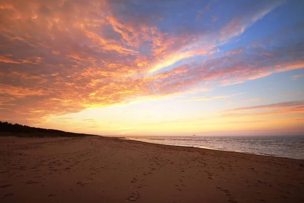 Kalme Water Van Oostzee Onder Kleurrijke Roze Zonsondergang Wolken Uitzicht — Stockfoto