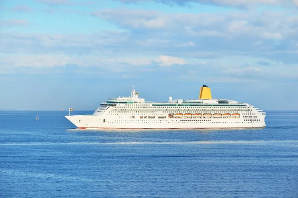 Navio Passageiros Navio Cruzeiro Navegando Mar Aberto Dia Claro Vista — Fotografia de Stock