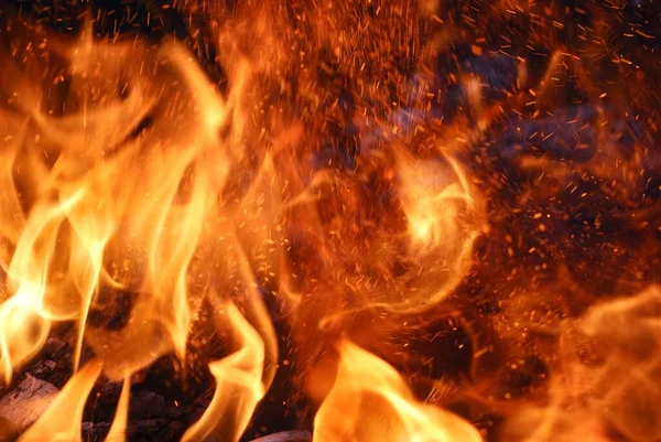 Fuego Oscuridad Chispas Voladoras Madera Quemada Efecto Desenfoque Movimiento Patrón — Foto de Stock