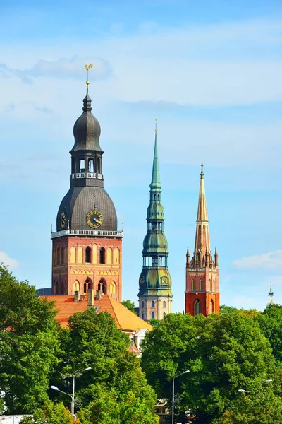 位于拉脱维亚蓝天下的里加大教堂 圣彼得教堂和圣救星教堂的塔楼和塔尖 国家地标 文化和宗教 观光主题 — 图库照片
