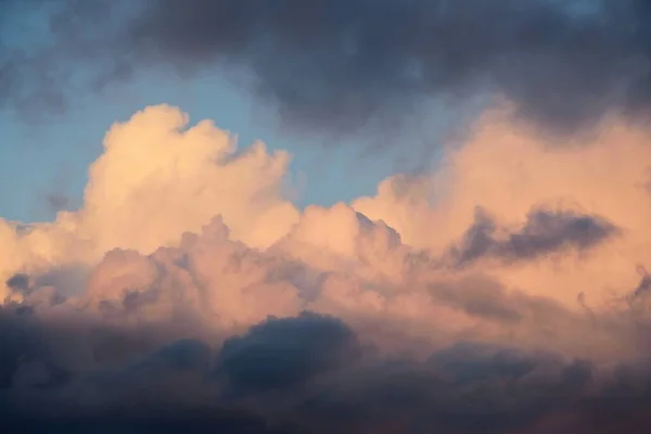 Renkli Kümülüs Bulutlarıyla Açık Mavi Gün Batımı Gökyüzü Soyut Doğal — Stok fotoğraf