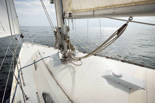 晴れた夏の日に白いヨットのセーリング デッキから弓 マスト 帆へのクローズアップビュー 波と水が飛び散った 真っ青な空 フィンランド湾 — ストック写真