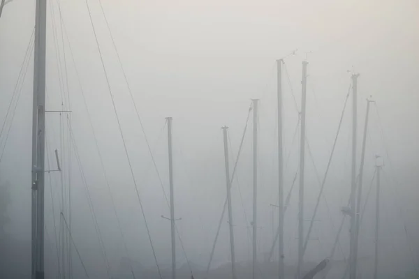 Segelboote Die Bei Sonnenaufgang Dichten Weißen Morgennebel Einem Pier Festmachen — Stockfoto