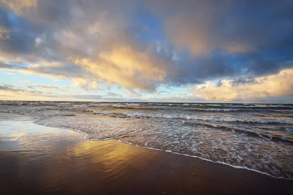 Nuages Coucher Soleil Colorés Dessus Mer Baltique Cyclone Hiver Ciel — Photo