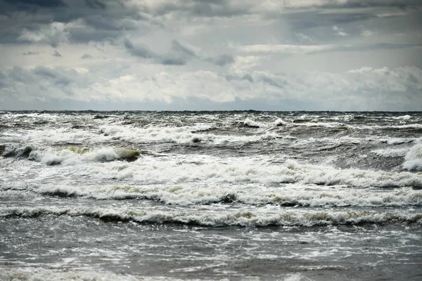 Fırtına sonrası karanlık dramatik bulutların altında Baltık Denizi. - Letonya. Destansı deniz manzarası. Kasırga, fırtına, sert hava, meteoroloji, ekoloji, iklim değişikliği, doğal olaylar