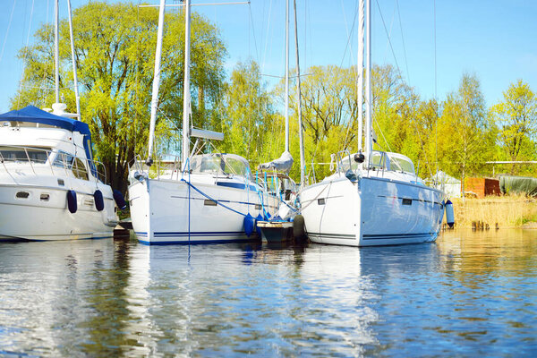 Яхты в городской бухте