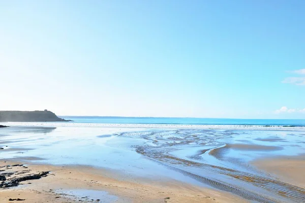 ドゥアルネネス湾の砂浜の海岸からの眺め 真っ青な空 水の上の反射 波と水が飛び散った フランスのブルターニュ 旅行先 レジャー活動のテーマ — ストック写真