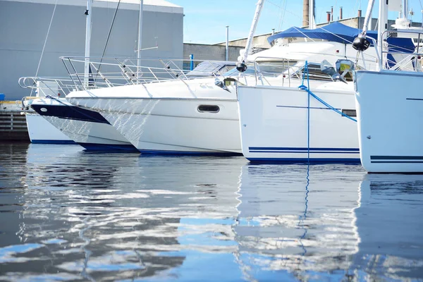 Weiße Moderne Segelboote Mieten Die Einem Klaren Sommertag Einem Pier — Stockfoto