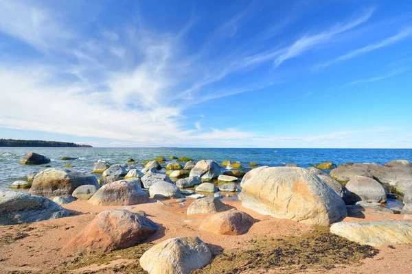 Klippiga Stranden Östersjön Klarblå Himmel Med Cirrusmoln Forntida Stenar Närbild — Stockfoto
