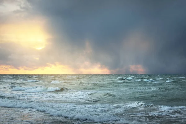 Östersjön Dramatiska Solnedgångs Moln Efter Storm Liepaja Lettland Vågor Närbild — Stockfoto