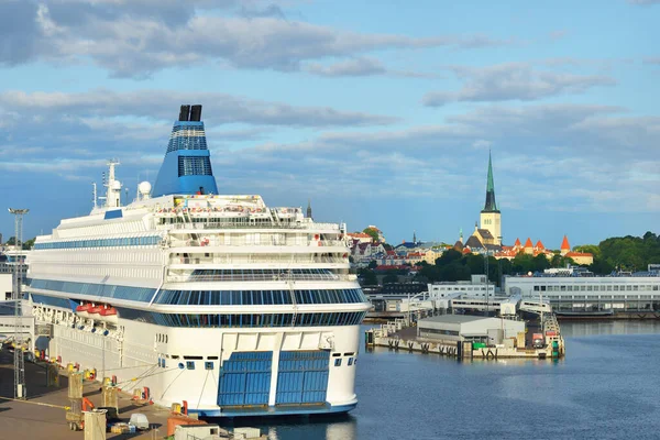 Passagerarfartyg Kryssningsfartyg Ankrat Tallinns Hamn Estland Östersjön Byggnader Och Landmärken — Stockfoto