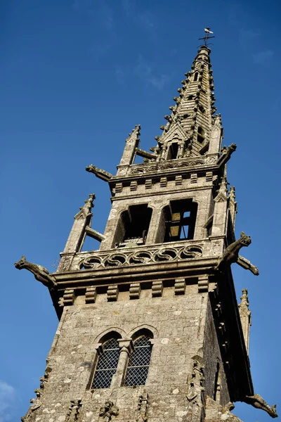 Campanario Iglesia Saint Jean Baptiste Contra Cielo Azul Claro Cerca — Foto de Stock