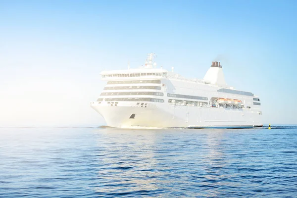 Ein Großes Weißes Kreuzfahrtschiff Verlässt Einem Sonnigen Sommertag Den Passagierhafen — Stockfoto