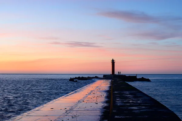 Een Paar Mensen Bij Oranje Vuurtoren Kleurrijke Zonsondergang Hemel Prachtig — Stockfoto