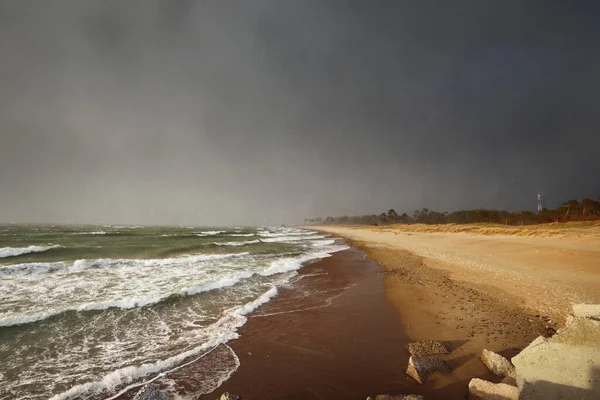 Østersjøen Dramatiske Solnedgangskyer Etter Storm Liepaja Latvia Bølger Nært Hold – stockfoto